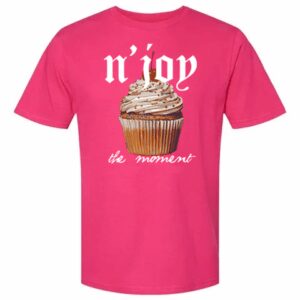 Pink T-shirt with cupcake and French text.
