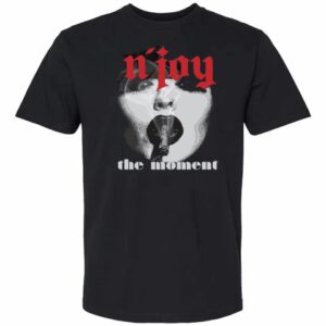 Black t-shirt with a dog and the phrase 'Enjoy the moment'.